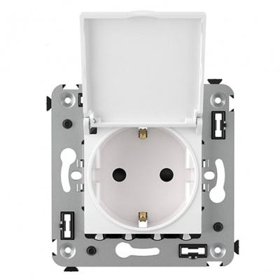 Розетка с крышкой в стену, 2P+E, с з/ш, "Avanti", "Белое облако" DKC DKC Avanti 4400013DKC