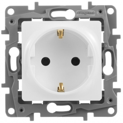 Розетка с заземлением немецкий стандарт винтовой зажим Legrand Etika Белый Legrand Etika 672221