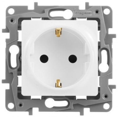 Розетка с заземлением с защитными штораками немецкий стандарт винтовой зажим Legrand Etika Белый Legrand Etika 672222