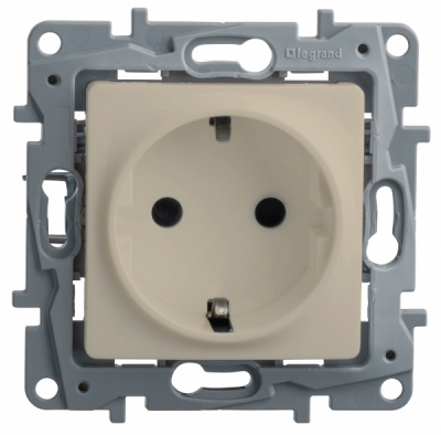 Розетка с заземлением с защитными штораками немецкий стандарт винтовой зажим Legrand Etika Cлоновая кость Legrand Etika 672322